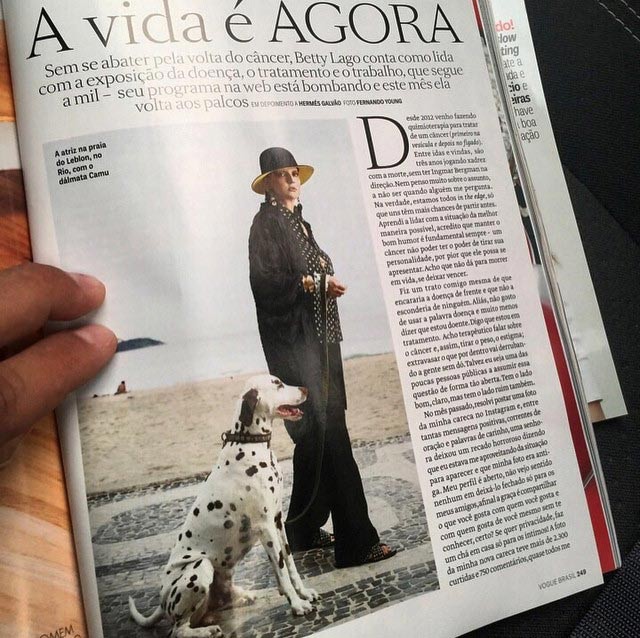 Comemorando sua reportagem na Vogue Brasil de abril de 2015 (Foto: Reprodução/Instagram)