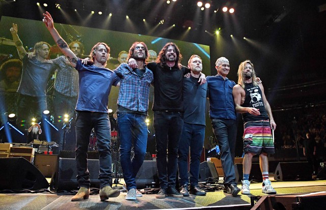 NEW YORK, NEW YORK - JUNE 20: (L-R) Chris Shiflett, Rami Jaffee, Dave Grohl, Nate Mendel, Pat Smear and Taylor Hawkins pose onstage as The Foo Fighters reopen Madison Square Garden on June 20, 2021 in New York City. The concert, with all attendees vaccina (Foto: Getty Images for FF)