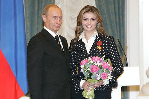 Alina Kabaeva ao lado de Putin em 2005, quando foi condecorada com Ordem de Mérito da Pátria (Foto: Kremlin.ru, CC BY 3.0 <https://creativecommons.org/licenses/by/3.0>, via Wikimedia Commons)