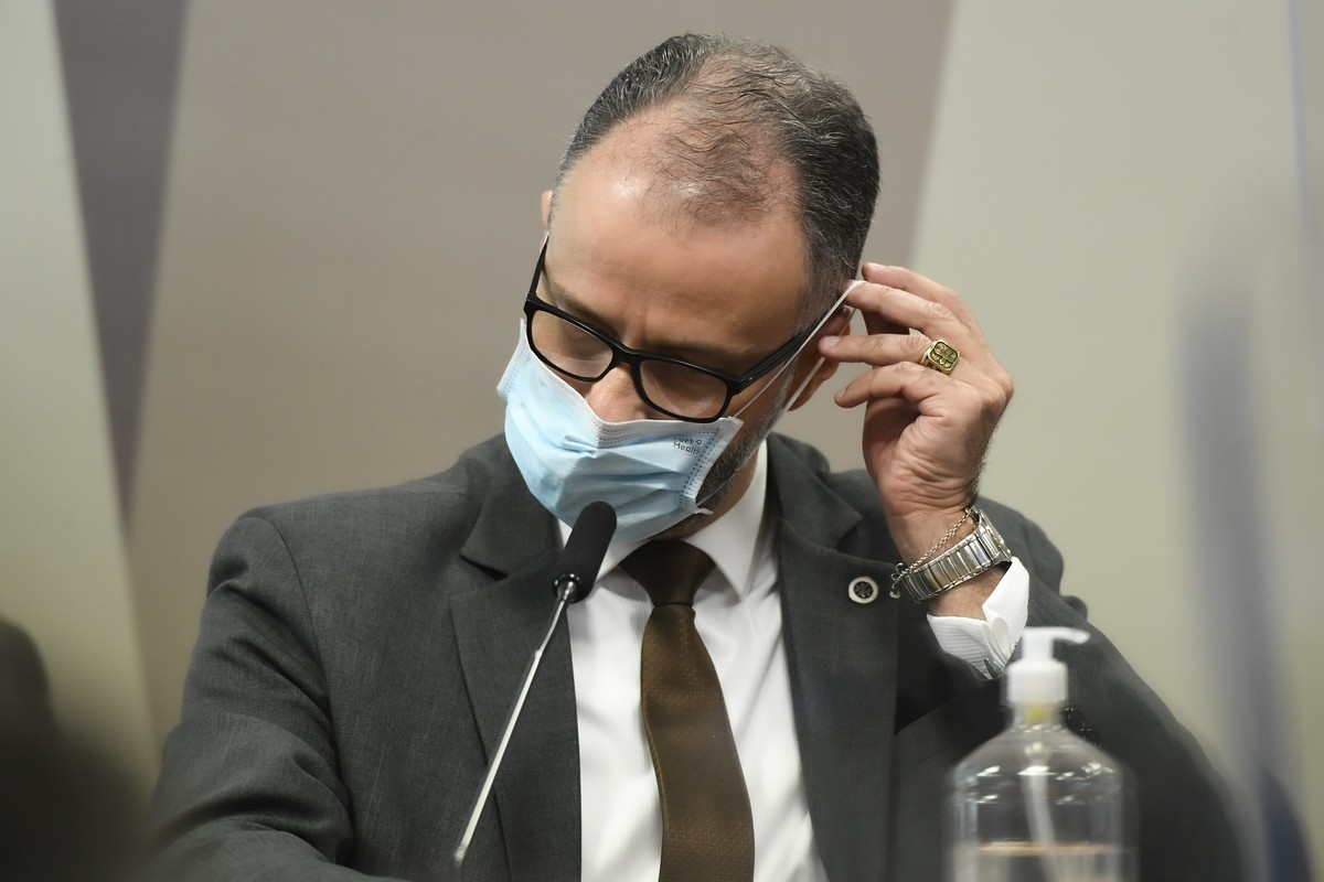Irritado com Barra Torres, Bolsonaro mandou cancelar reunião sobre passaporte da vacina