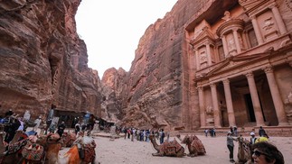 Conhecida como 'Cidade Rosa', Petra é um dos maiores atrativos turísticos da Jordânia, no Oriente Médio — Foto: Khalil Mazraawi / AFP