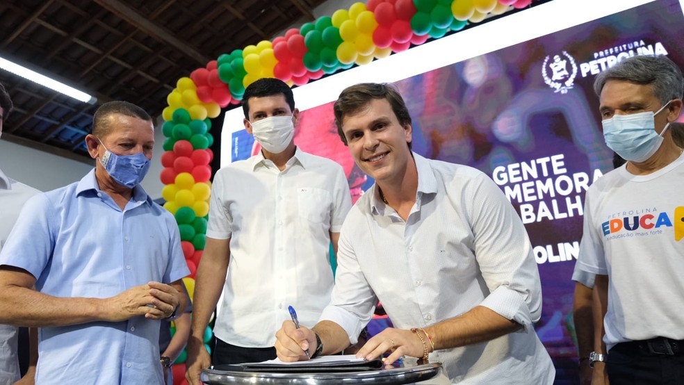 Miguel Coelho anuncia criação de projeto de lei que poderá beneficiar  2.600 profissionais da educação. — Foto: Jonas Santos / PMP