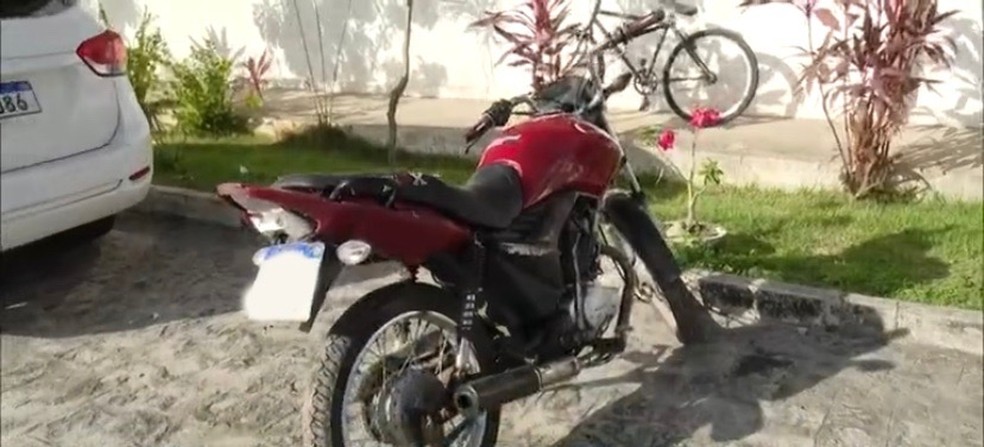 Motocileta utilizada por dupla durante perseguição e troca de tiros com policiais, em João Pessoa — Foto: Reprodução/TV Cabo Branco
