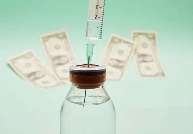 Vacina; dólares (Foto:  the_burtons/Getty Images)