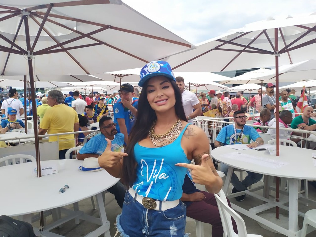 Aline Riscado, rainha da bateria da Vila Isabel, orgulhosa veste a camiseta escola   — Foto: Cristina Boeckel/ G1