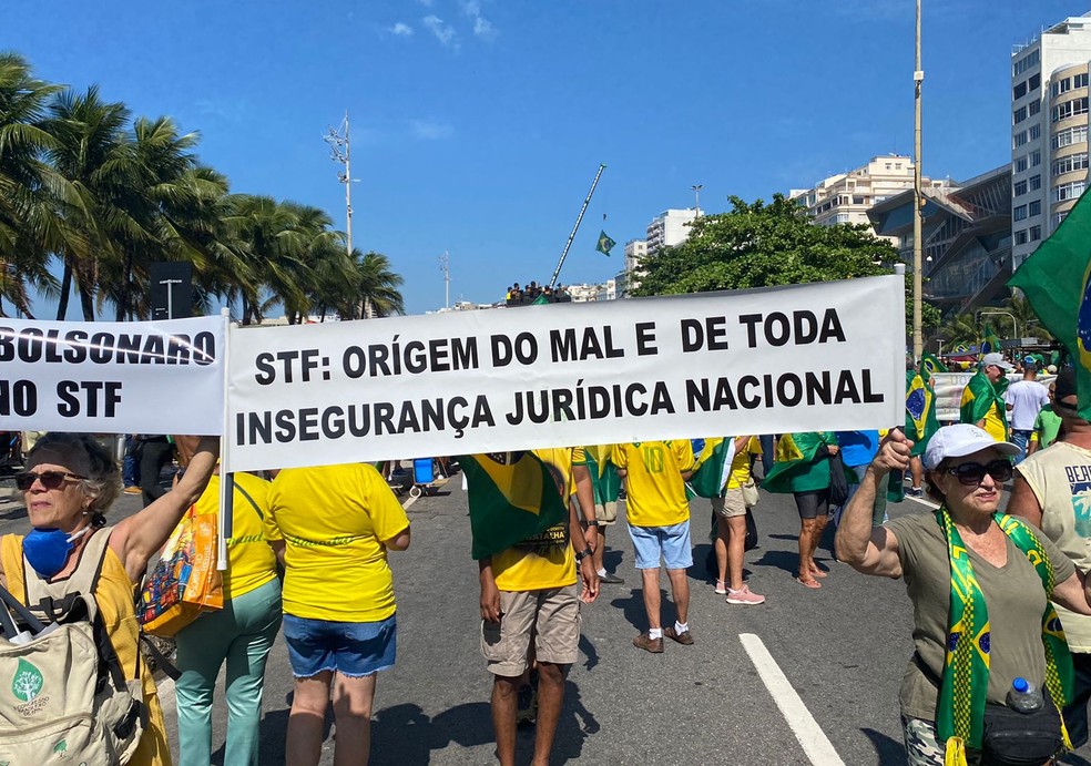 Protesto em Copacabana em apoio ao presidente Bolsonaro — Foto: TV Globo