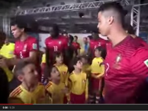 Cristiano Ronaldo abraça crianças antes de jogo da Copa (Foto: Reprodução/YouTube)