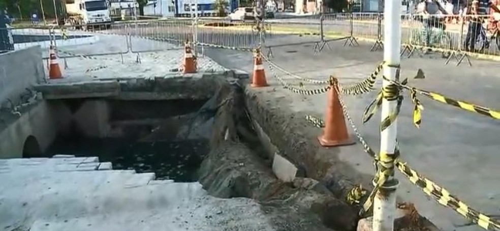 Calçada desabou e deixou feridos em Joinville — Foto: Reprodução/ NSC TV