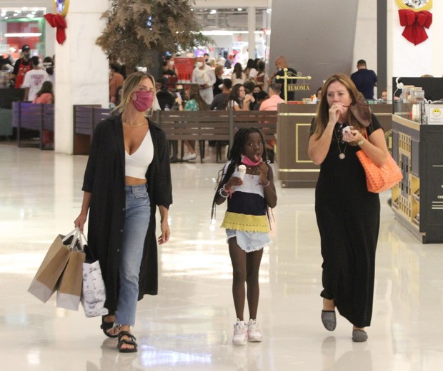 Giovanna Ewbank  vai ás compras com mãe e filha (Foto: Adão/Agnews)