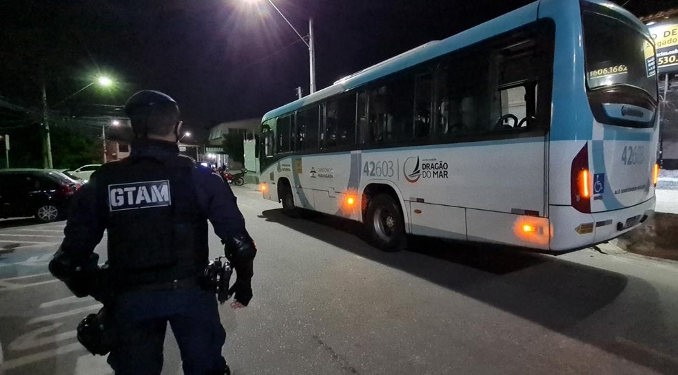 Adolescente e adulto são capturados por assalto a ônibus em Fortaleza. — Foto: Rafaela Duarte/Sistema Verdes Mares