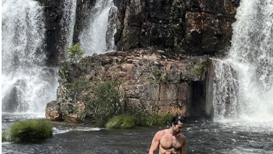 Sérgio Marrone se refresca em cachoeira em Goiás: "De hoje"