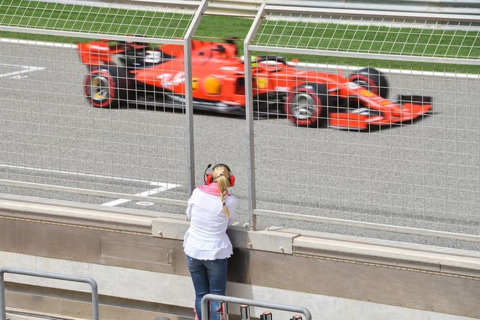 Corinna Schumacher observa Mick em ação no Circuito de Sakhir, no Barein — Foto: Auto Motor Und Sport/Jerry André