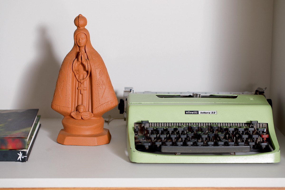 Nossa Senhora Aparecida, do escultor pernambucano Joaquim de Tracunhaém, e máquina de escrever Olivetti herdada da mãe (Foto: Carol Gherardi)