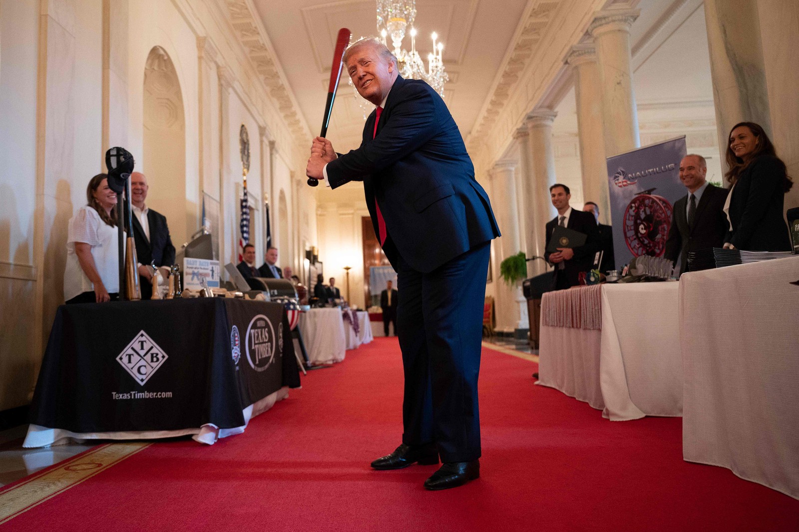 Donald Trump dá uma tacada com um bastão da Texas Timber antes de falar em um evento na Casa Branca, em WashingtonAFP - 02/07/2020