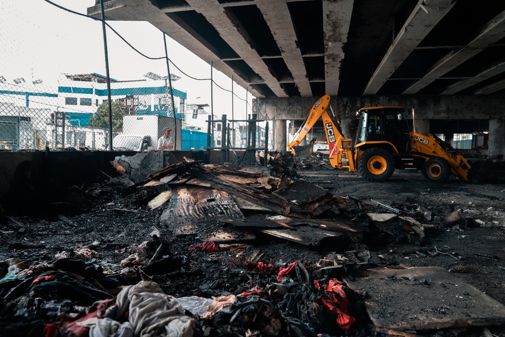 MaquinÃ¡rio da prefeitura retira o que foi destruÃ­do pelo incÃªndio no viaduto AlcÃ¢ntara Machado, na zona leste de SÃ£o Paulo, na sexta-feira (13) â Foto: Marcelo Brandt/G1
