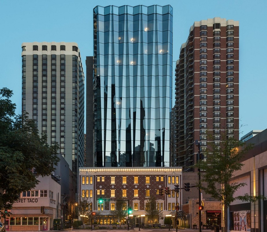 O Viceroy Chicago valoriza elementos da arquitetura local a partir da preservação de tijolos terracota, muito presentes em prédios da cidade, e dos vidros geométricos, outro material típico