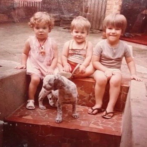 Em registro com os irmãos, Paolla Oliveira em foto da infância (Foto: Reprodução/Instagram)