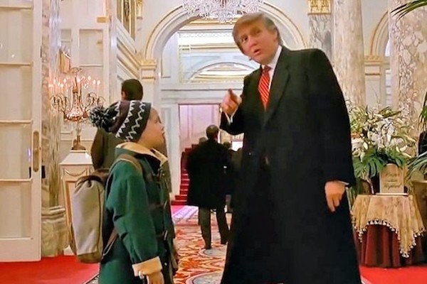 Macaulay Culkin com Donald Trump em cena Esqueceram de Mim 2 - Perdido em Nova York (1992) (Foto: Reprodução)