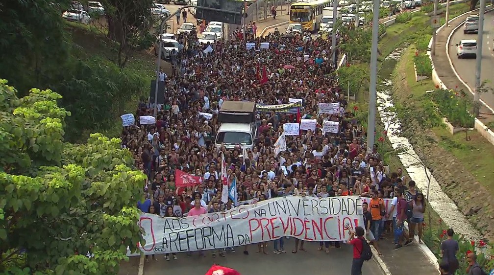 Protesto contra os cortes das universidades federais é realizado em Salvador — Foto: Reprodução/TV Bahia