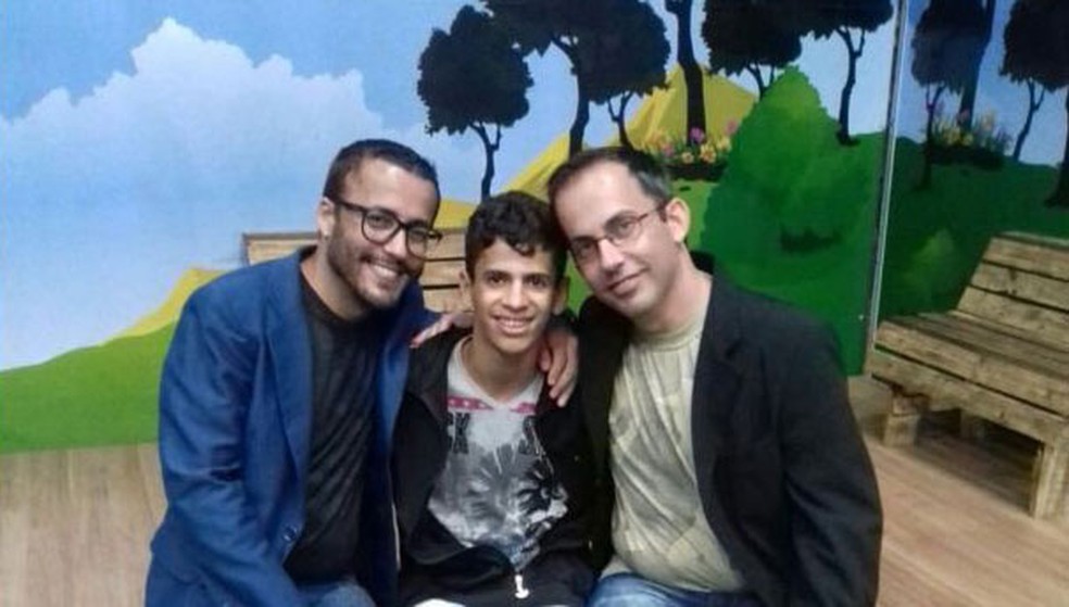Leandro (à esquerda) e Edmundo Negri, com José: Menino de 14 anos está sendo adotado pelo casal após sua foto ter sido postada no Facebook (Foto: Arquivo Pessoal/BBC)