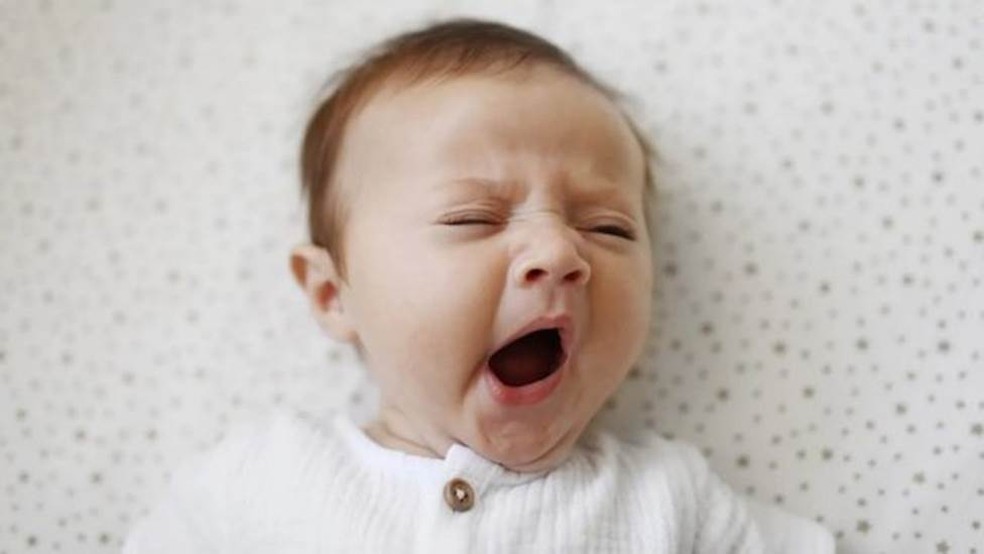 Se um bebê aprender a não chorar quando acordar, seus pais podem acreditar erroneamente que ele dormiu por toda a noite. — Foto: GETTY IMAGES/BBC