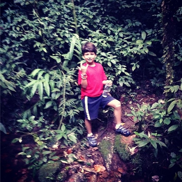 Miguel se diverte no mato (Foto: Reprodução/Instagram)