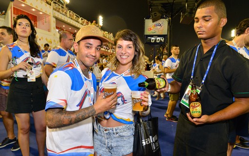 Jorge Henrique e Juliana Gama reabastecem com cerveja Colorado na frisa do Camarote QUEM O Globo