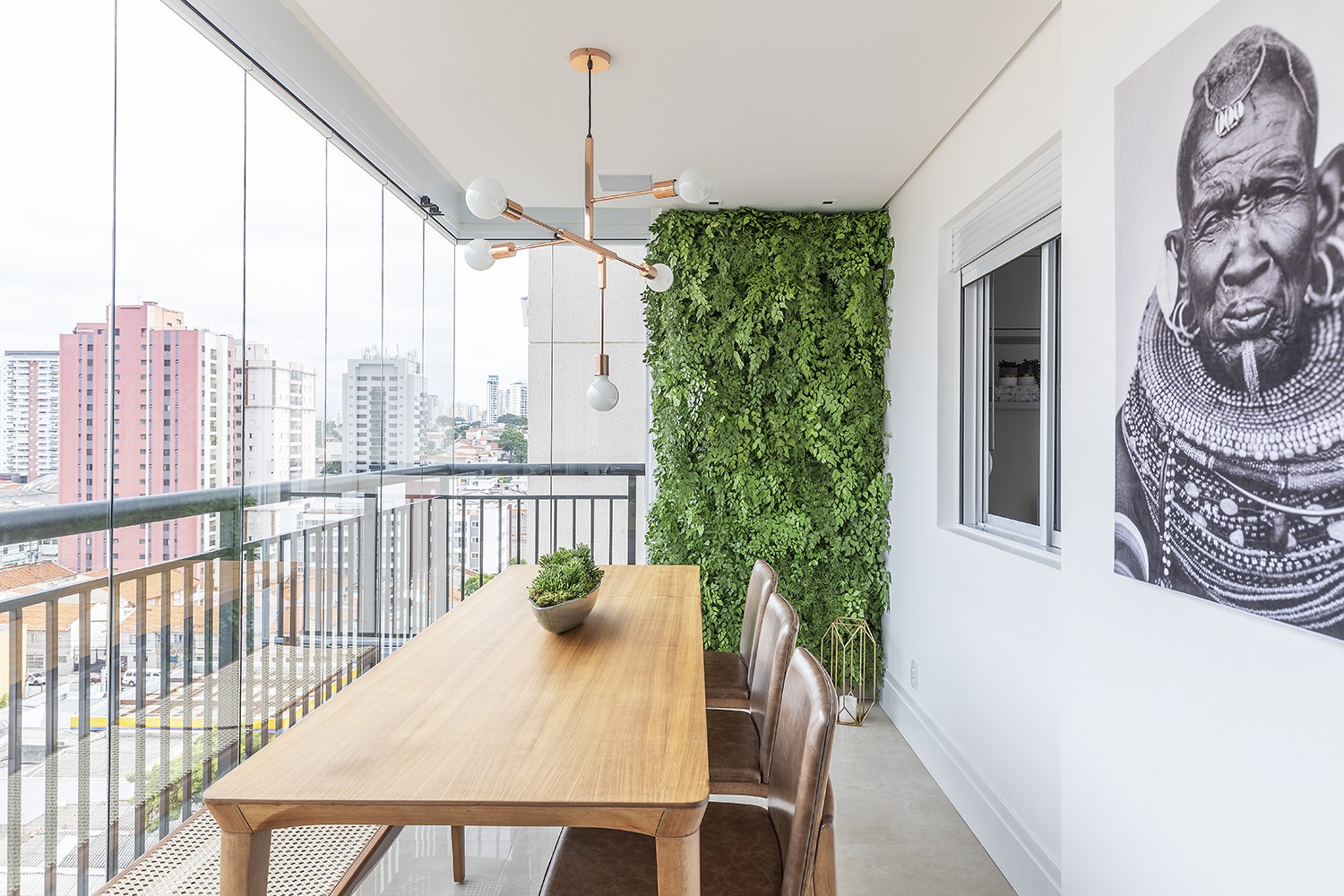 VARANDA | Para trazer o verde para o projeto sem dar trabalho, Patrícia escolheu a parede de plantas preservadas da Svetlana  (Foto: Rafael Renzo / Divulgação)