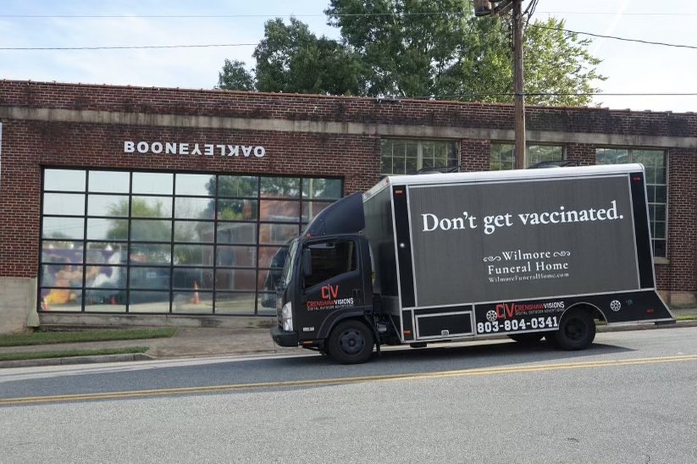 "Não se vacine": mensagem em caminhão funerário incentiva imunização contra Covid nos EUA — Foto: Reprodução/BooneOakley/Twitter