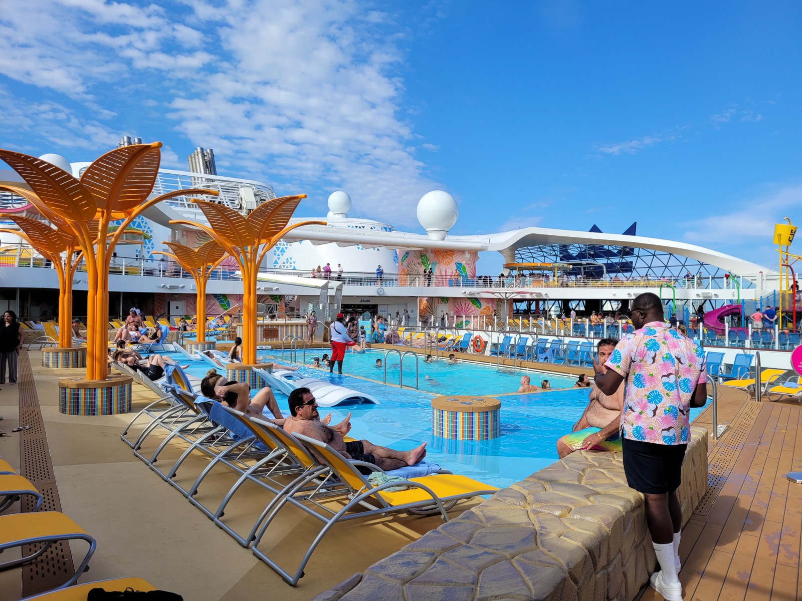 Uma das piscinas do 15º deque do Wonder of the Seas, o maior navio de cruzeiros do mundo, da Royal Caribbean — Foto: Eduardo Maia / O Globo