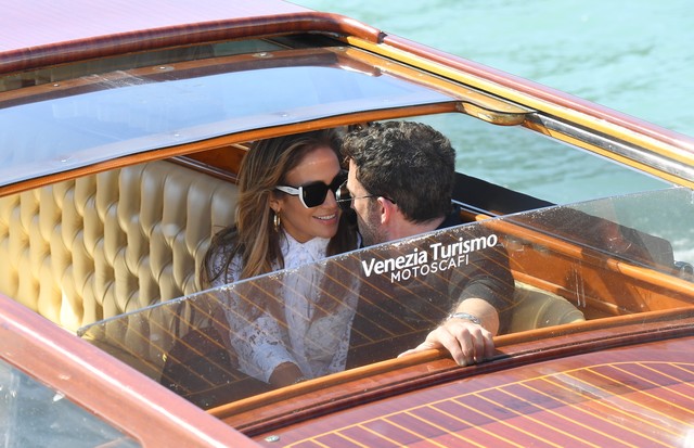 VENICE, ITALY - SEPTEMBER 09: Jennifer Lopez and Ben Affleck arrive at the 78th Venice International Film Festival on September 09, 2021 in Venice, Italy. (Photo by Jacopo Raule/Getty Images) (Foto: Getty Images)