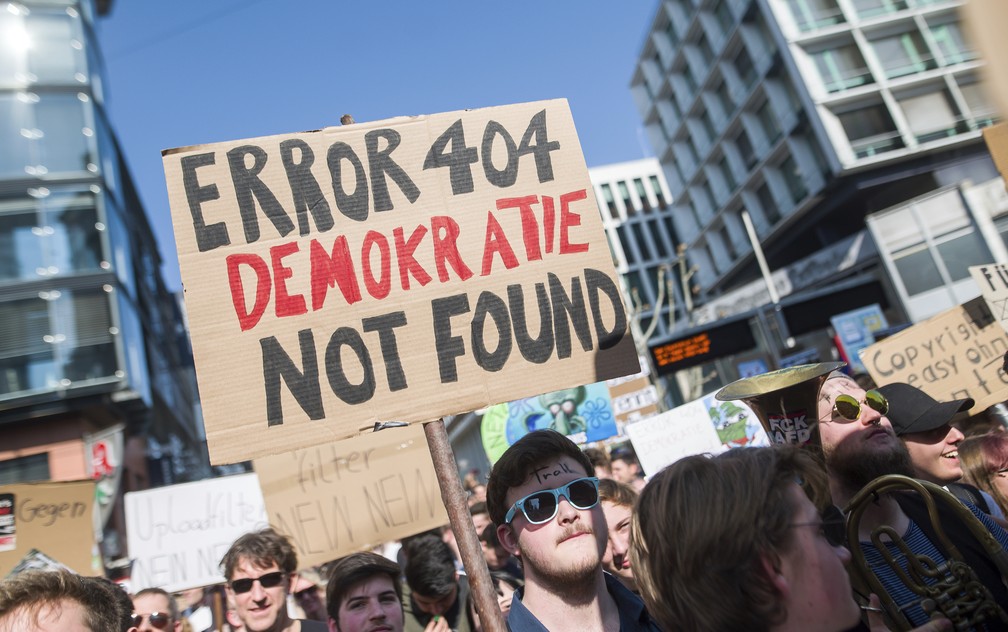 Protestos na Alemanha contra a diretriz de direitos autorais, aprovada pelo Parlamento Europeu. â€” Foto: Sebastian Gollnow/AP