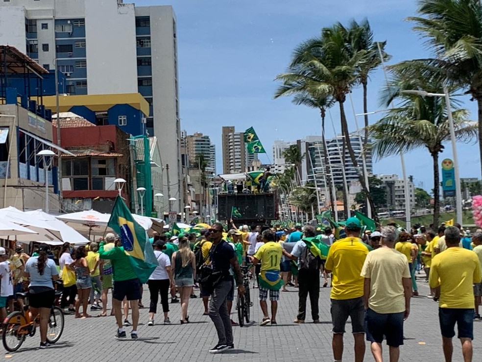 Manifestantes em ato em Salvador — Foto: Victor Silveira/TV Bahia