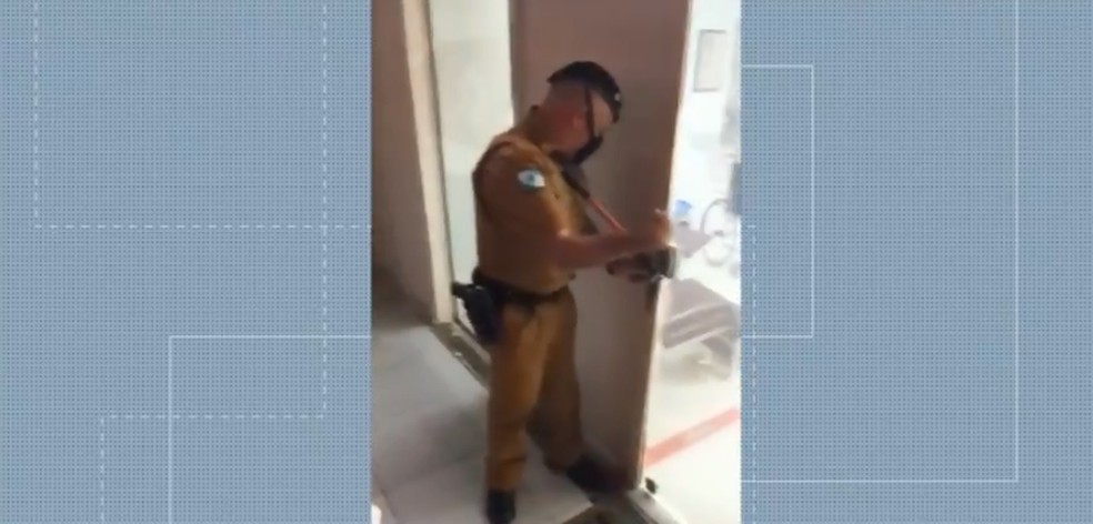 Policial militar precisou arrombar porta do HC — Foto: Reprodução