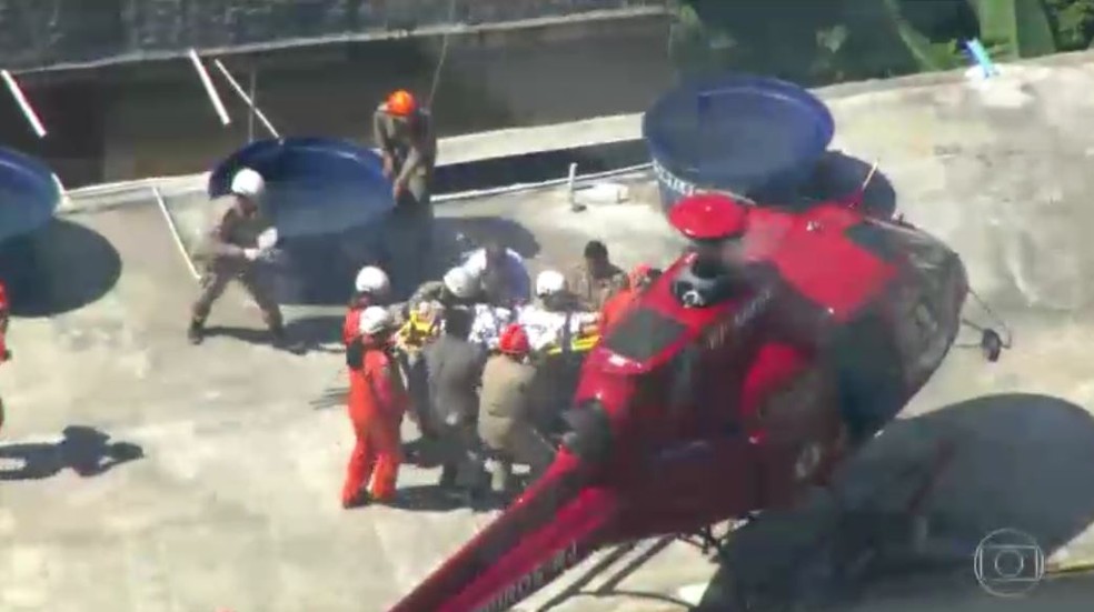 Carol Ã© um das vÃ­timas resgatadas com vida da tragÃ©dia na Muzema. Ela foi levada de helicÃ³ptero para o hospital â€” Foto: ReproduÃ§Ã£o