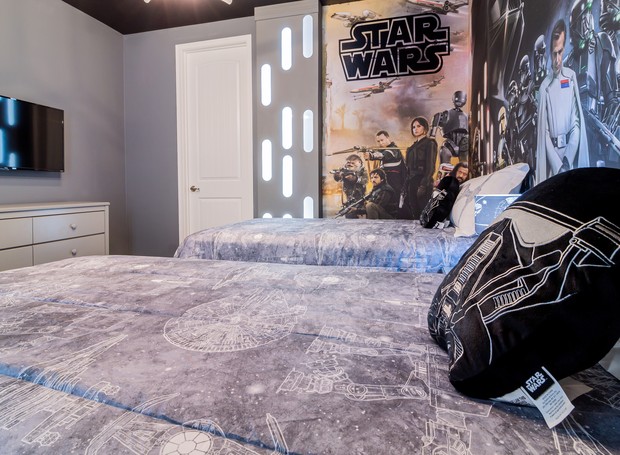 QUARTO | Dormitório inspirado em Star Wars. Tintas da Sherwin Williams. Móveis da Modloft e White Line (Foto: Luiz Covo / Divulgação )