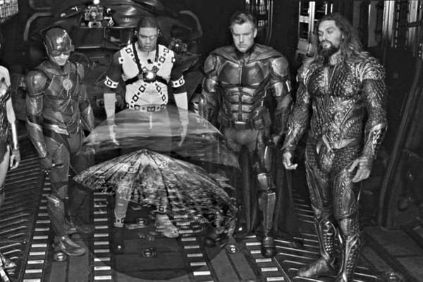 A imagem inédita de bastidor de Liga da Justiça (2017) divulgada pelo diretor Zack Snyder (Foto: Vero)