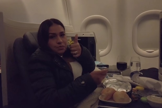 Simone mostra viagem com a família na primeira classe para os EUA (Foto: Reprodução/Youtube)