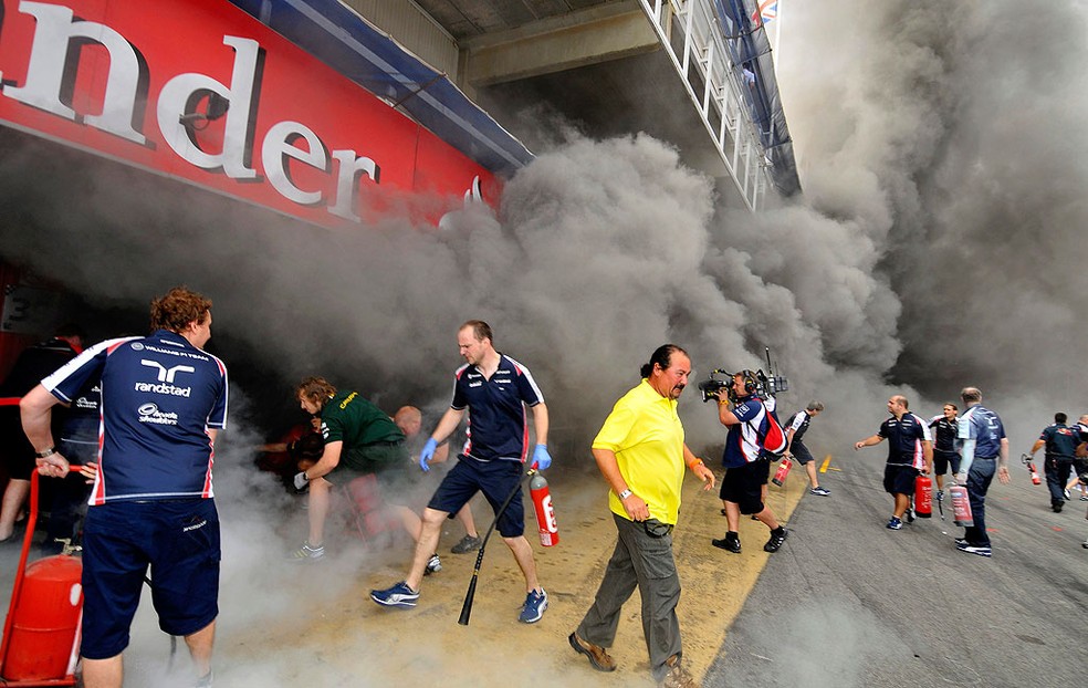 Incêndio atinge garagem da Williams, em 2012, após vitória de Maldonado — Foto: Reuters