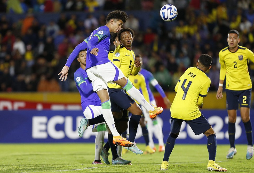 Da Mata cabeceia bola na trave no primeiro tempo de Brasil x Equador — Foto: Rafael Ribeiro / CBF