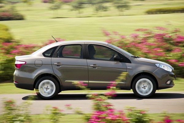 Fiat Grand Siena foi lanado no Brasil em 2012, e pouco mudou de l pra c  Foto: Auto Esporte