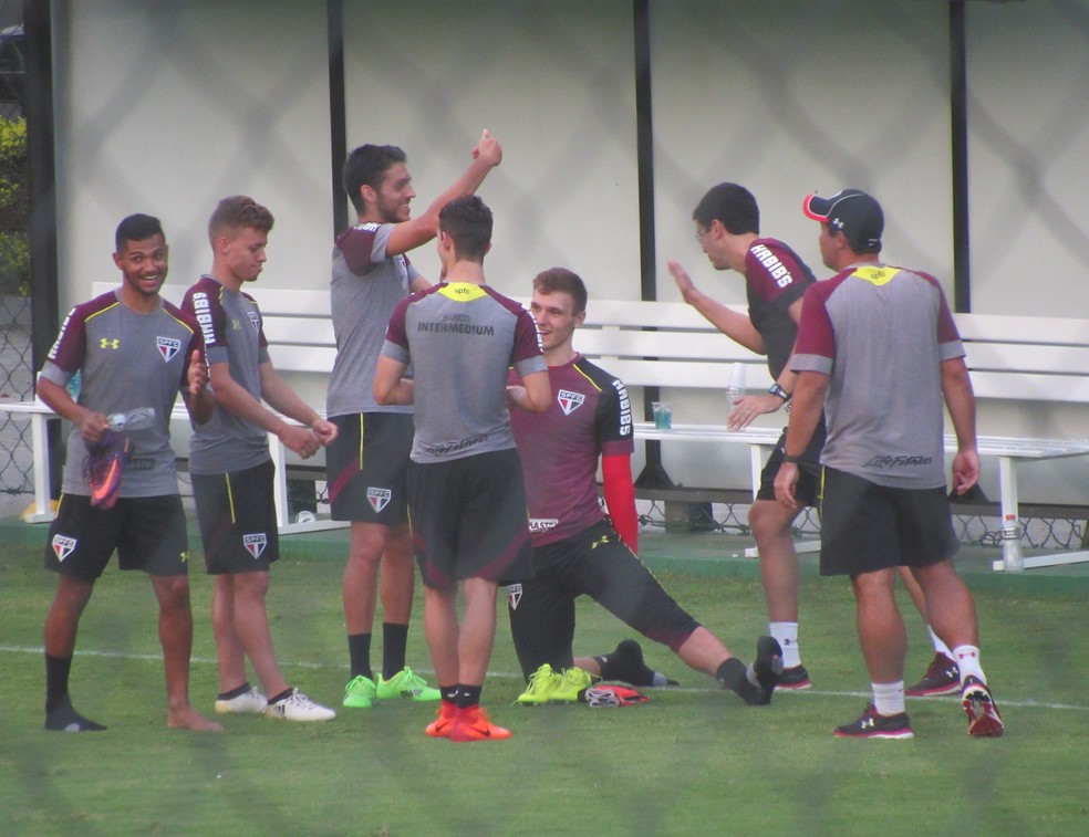 Caique (esquerda) ao lado de Lucas Fernandes, Lucas Perri, Jardine e garotos da base em treino do São Paulo de 2017 (Foto: Marcelo Hazan)
