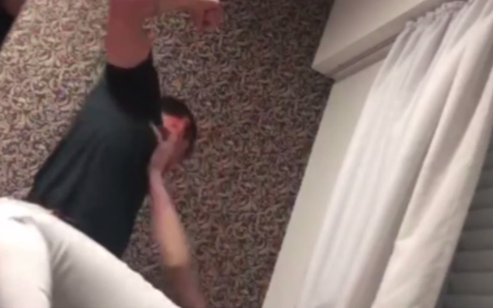 Piloto &eacute; filmado agredindo namorada, em Goi&acirc;nia, Goi&aacute;s &mdash; Foto: Reprodu&ccedil;&atilde;o/TV Anhanguera