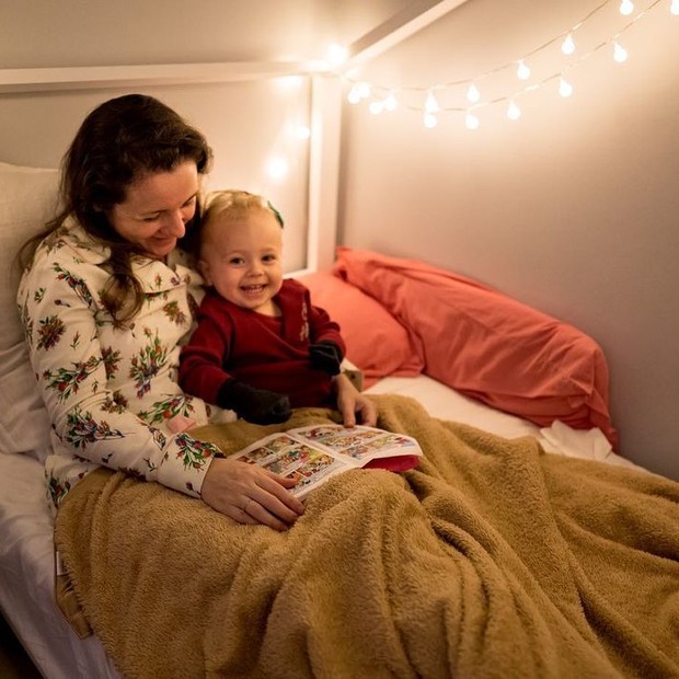 Morgana Secco gosta de incentivar o hábito da leitura para a filha, Alice, de 3 anos (Foto: Reprodução/Instagram)