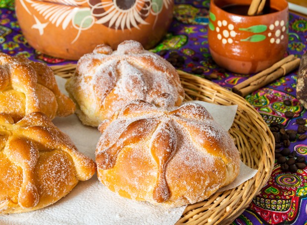 O pan de muerto é um pão doce que leva rapas de laranja e açúcar polvilhado (Foto: GettyImages)