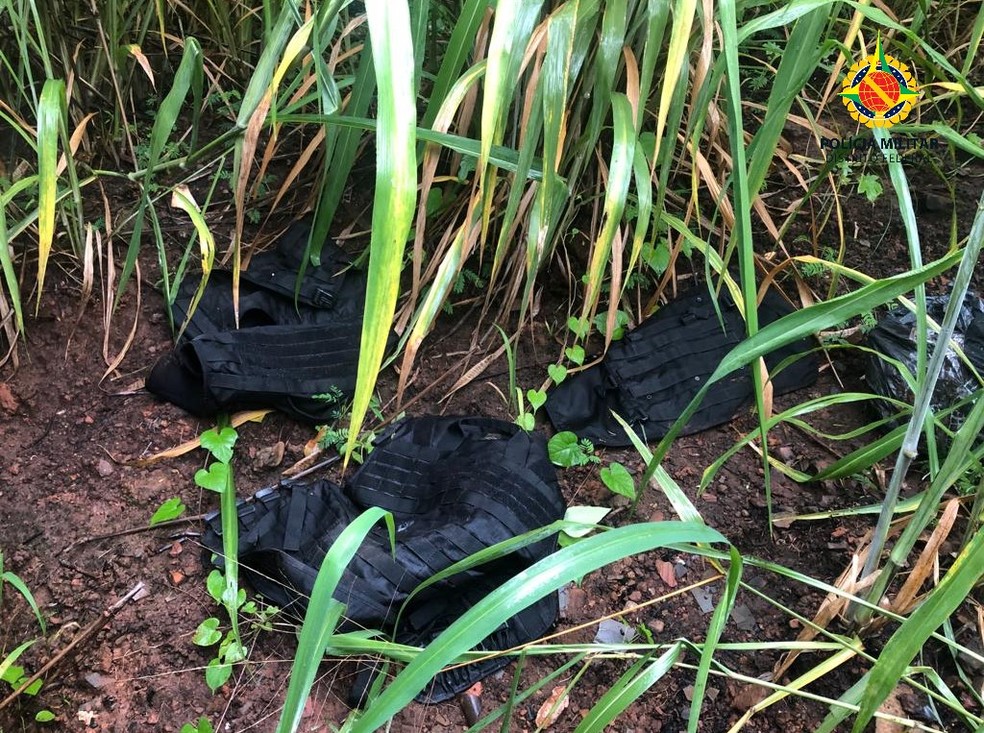 Explosivos encontrados em área de mata no Gama, no DF — Foto: PMDF/Reprodução