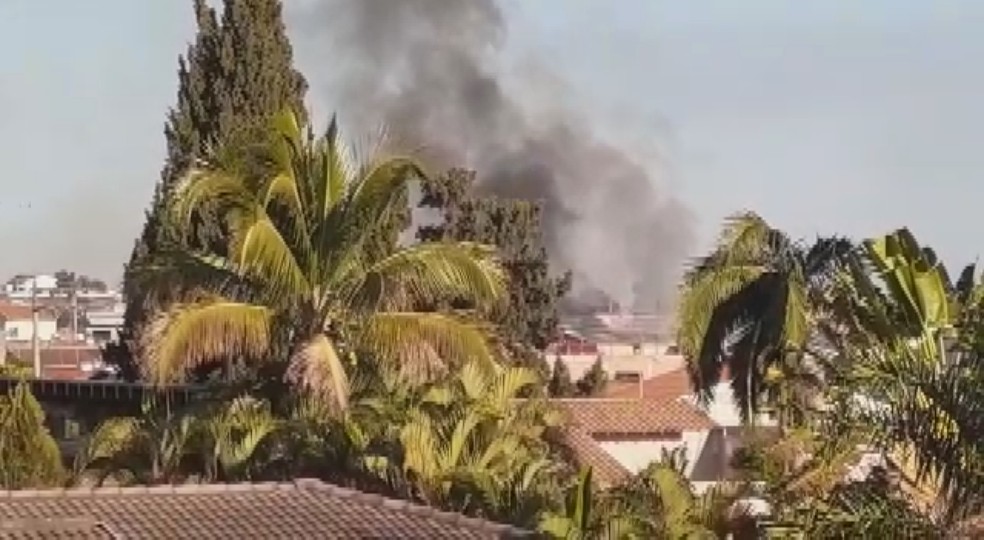 Inc&ecirc;ndio em terreno de Cosm&oacute;polis &mdash; Foto: Andre Lu&iacute;s Faleiro
