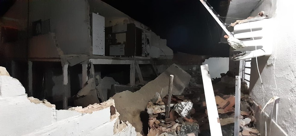 Laje que desabou no conjunto Dubeaux Leão, em Maceió, atingiu outras casas — Foto: Ascom/Bombeiros