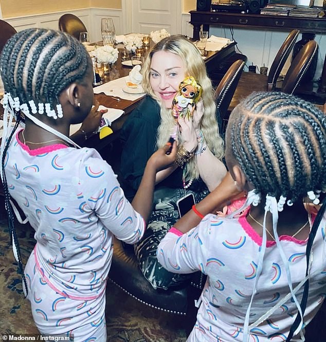 Madonna na comemoração da festa de oito anos das filhas gêmeas Stelle e Estere (Foto: Instagram)