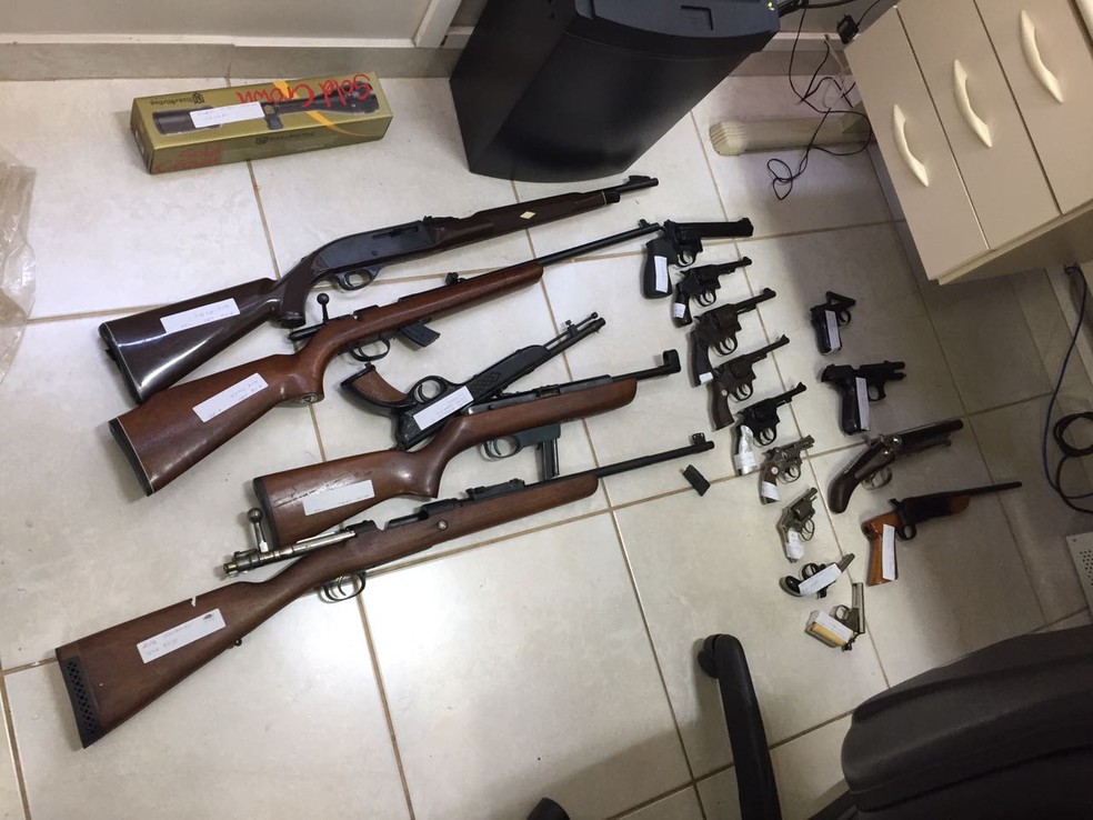 Na casa de um servidor público municipal foram apreendidas 19 armas e 758 cartuchos de munição de diversos calibres (Foto: Polícia Civil/Divulgação)